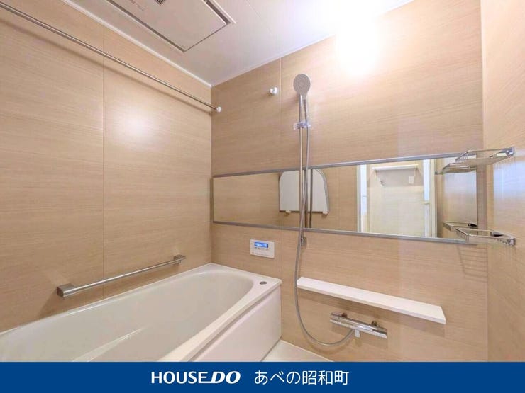 追い焚き機能付きで、いつでも温かいお風呂を楽しめます。
浴室乾燥機も完備しているので、雨の日の洗濯にも大活躍!
ゆとりある浴槽で、肩までしっかり温まる心地よいバスタイムを過ごせます。