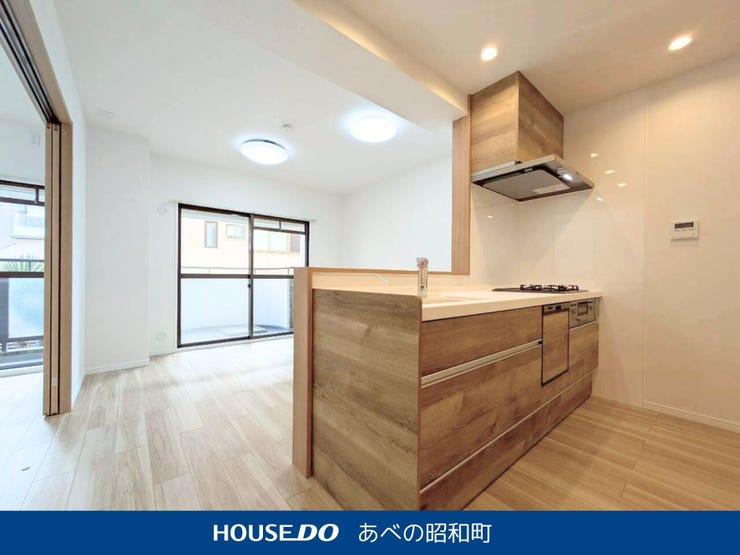 【外観】
木のぬくもり×白の清潔感。
明るい光が差し込む開放的な空間で、毎日の暮らしにぬくもりをプラス。