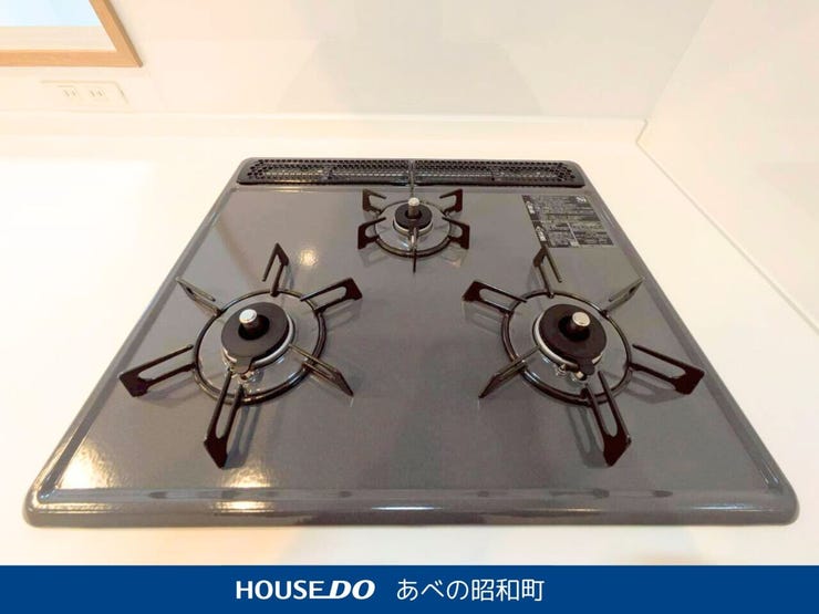 3口コンロで同時調理もスムーズに。
広々とした作業スペースと収納を備え、
デザインだけでなく使いやすさにもこだわったキッチンです。