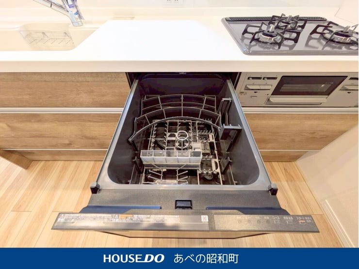 使い勝手の良いシステムキッチンには、嬉しい“食器洗浄乾燥機”を完備。忙しい毎日の後片付けもボタンひとつでスッキリ完了。節水・時短が叶い、家族の時間をより豊かにしてくれます。