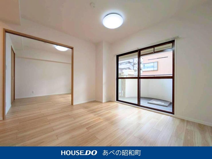 南向きのバルコニーからは明るい日差しが差し込み、家族団らんのひとときをより心地よく演出してくれます。