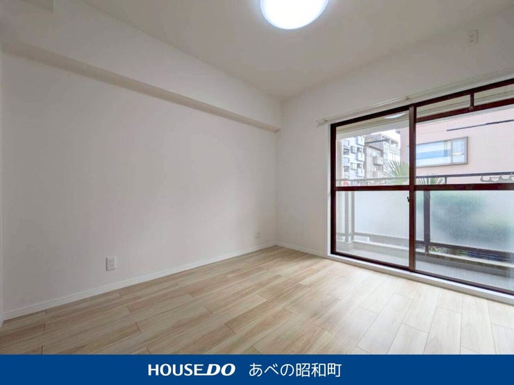 それぞれのお部屋が独立しており、寝室や書斎、子ども部屋などライフスタイルに合わせて使い分けが可能。
大きな窓からは自然光がたっぷり入り、明るく開放的な雰囲気です。