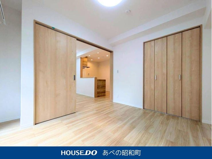 落ち着いた色合いの内装とゆとりある設計で、上質な日常を過ごせる住空間に仕上がっています。暮らしやすさと快適性を両立した住まいです。