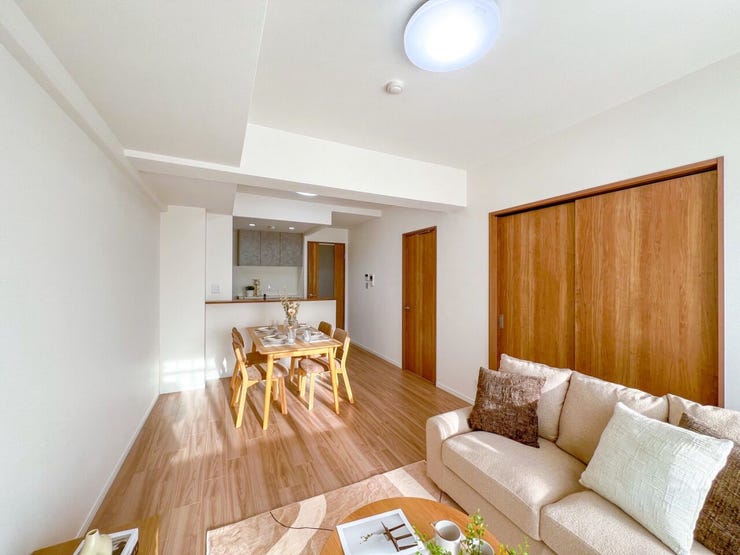 【リビング】
南西向きで陽当たり良好♪明るく開放的な14.1畳のLDK!2025年9月リフォーム済で新生活を気持ちよくスタートできます。