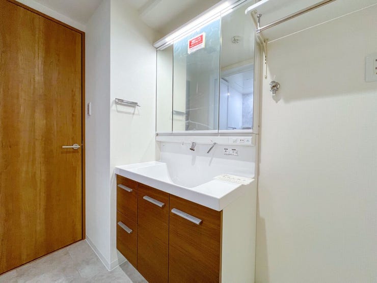 収納豊富な洗面台でスッキリ快適♪日用品も整理しやすく、忙しい朝の支度もスムーズにできます。