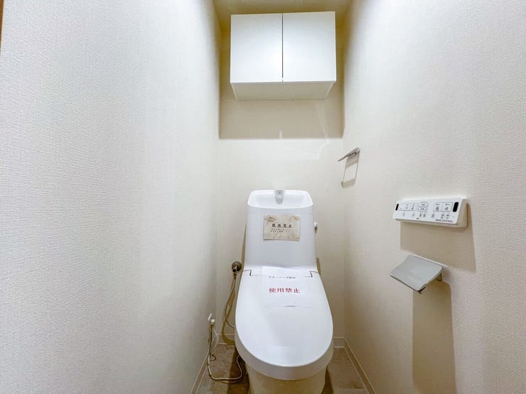 温水洗浄便座付きで快適♪トイレ上部には便利な収納棚があり、ペーパー類や小物もすっきり片付きます。