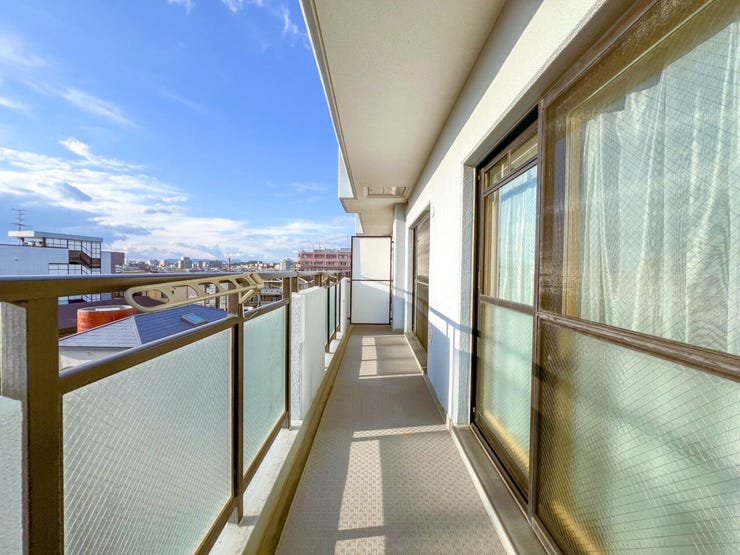 南西向きのバルコニー(8.84㎡)は日当たり良好♪洗濯物もよく乾き、開放感のある心地よい空間です。