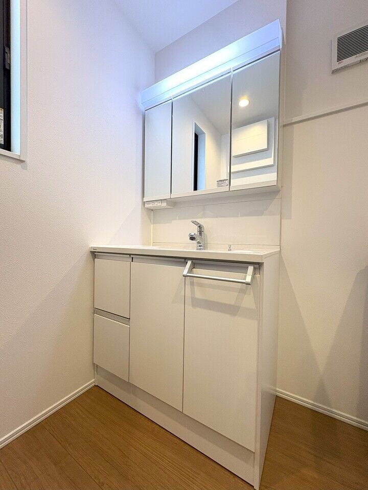 ◇鏡の裏が収納スペースになっており、洗面用具やスキンケアグッズを見せずにスッキリ整理できます