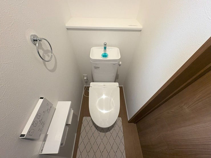 ◇温水洗浄便座付きで、清潔かつ快適なトイレ環境を提供します。寒い季節でも暖かい便座が心地よく、毎日が快適に♪