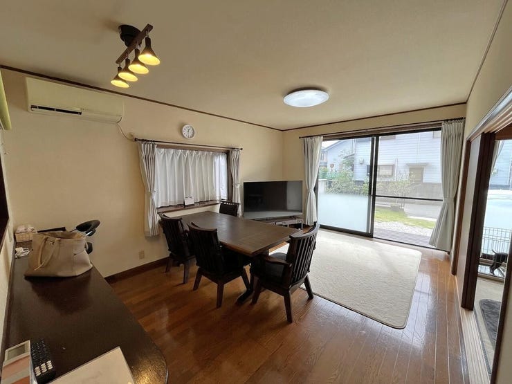 シンプルでインテリアによって雰囲気が作りやすいリビング♪
窓が大きく開放感がありますね♪