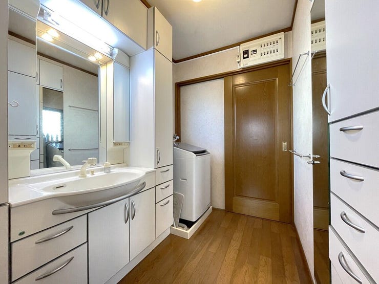 ◇収納たっぷりの洗面台♪後ろにも収納スペースがあります♪
洗面台の横には洗濯機置き場があります。