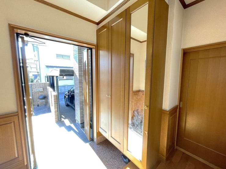 ◇玄関の横には全身鏡と収納が♪出かける前に身だしなみを確認できます。