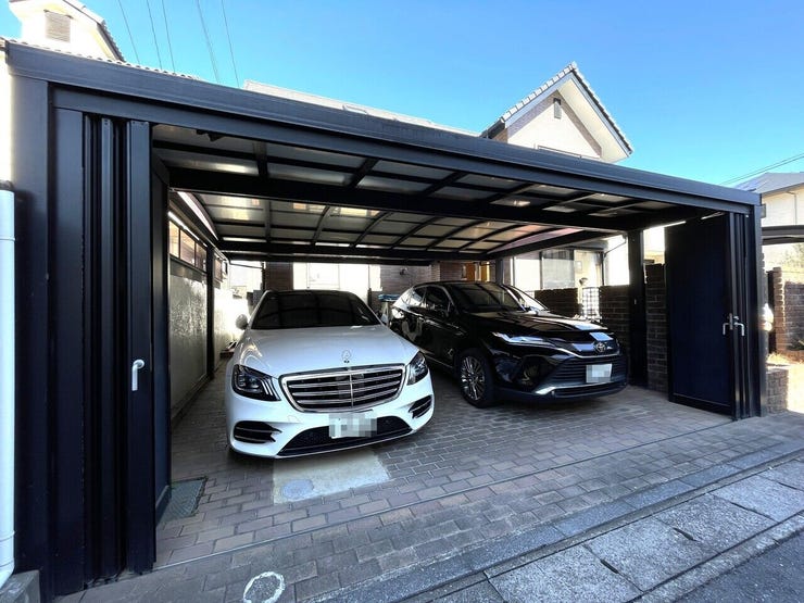 ◇カーポート付き駐車場は2台停まる広さです♪
※車種による