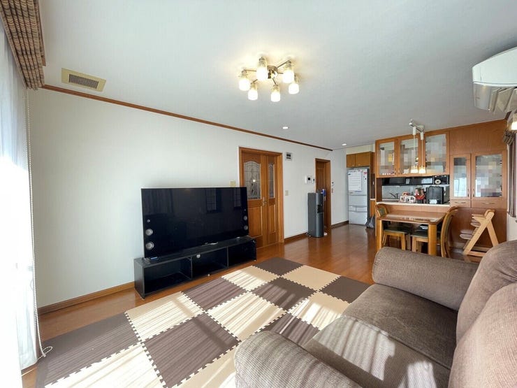 ◇LDK約18帖
居心地のよい空間で、ご家族の会話が弾みそう♪
床暖房つきです。