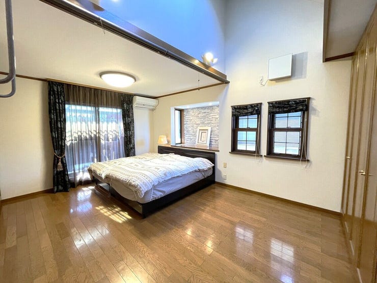 ◇2階 洋室(10帖)
南東バルコニー付きで明るい空間
収納もたっぷり♪