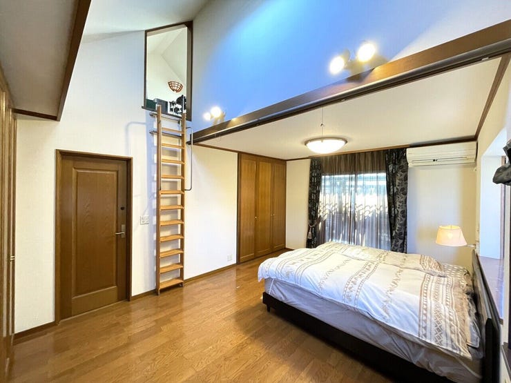 ◇2階 洋室(10帖)
別アングル
はしごをのぼるとロフトがあります♪