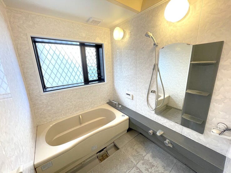 ◇浴室は窓付きで除湿効果も期待できます。湯舟に浸かれば1日の疲れをリフレッシュできそうです♪