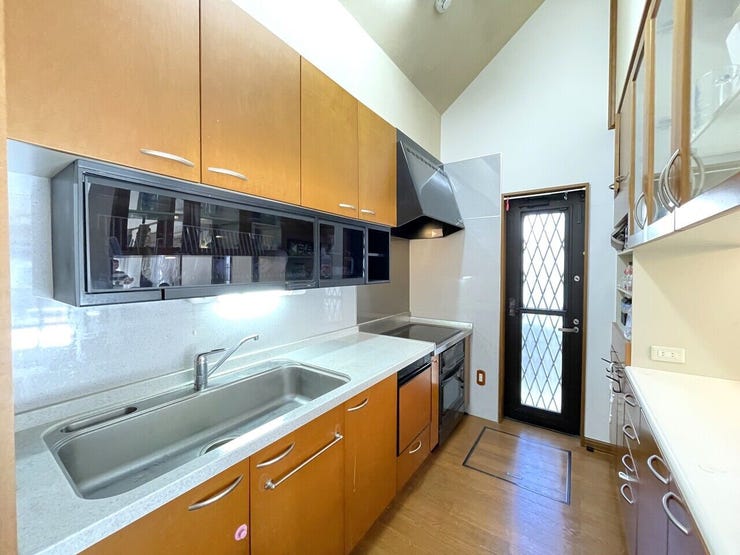 ◇作業がはかどるシステムキッチン
収納も多く整理整頓しやすい空間です♪