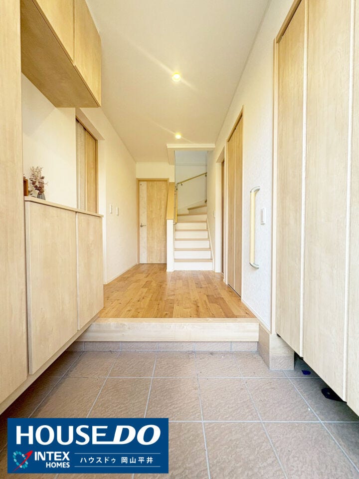 【明るい木目が家族を迎え入れる広々エントランス】収納力たっぷりのシューズボックスと、温かい木の質感が魅力的な玄関です!明るい空間で、毎日気持ち良く「ただいま!」と言えそうですね♪