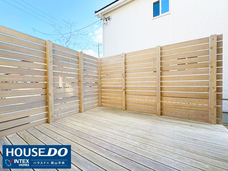 周囲からの視線を気にせず過ごせる目隠しフェンスが付いたウッドデッキです!BBQを楽しんだり、お子様と遊んだり、プライバシーが守られた空間で思い思いの時間を楽しめます♪開放感もバッチリ!