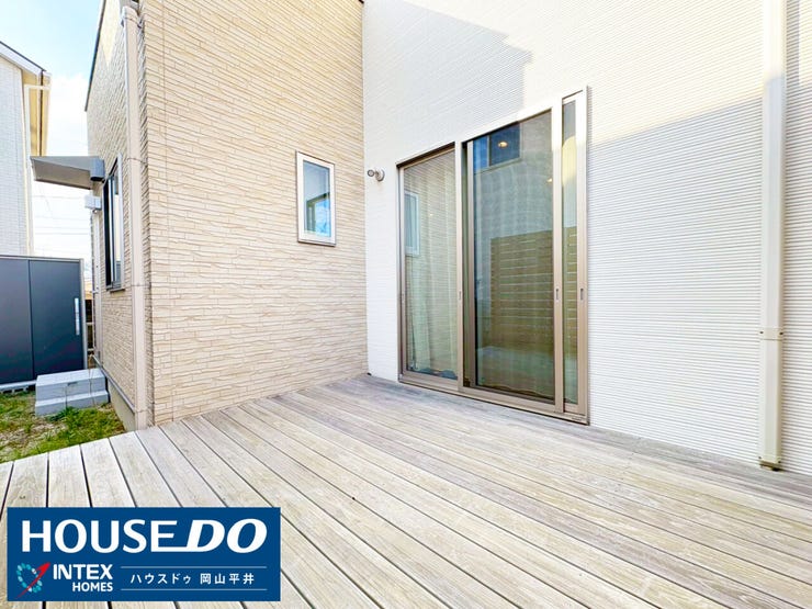 リビングから段差なく出られる広々としたウッドデッキ!休日はここでブランチを楽しんだり、お子様がビニールプールで水遊びをしたり、夢が膨らみますね♪家族の憩いの場となる第2のリビングです!