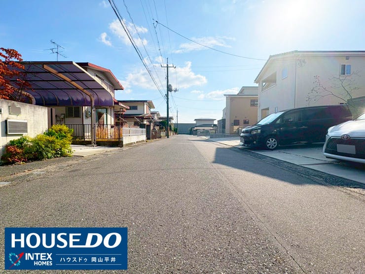 陽当たり良好!穏やかな住環境が魅力の前面道路】周辺に高い建物がなく、青空が広がる明るい立地です!前面道路は車の交通量が少なそうで、お子様のいるご家庭にも安心の穏やかな住環境が魅力です♪