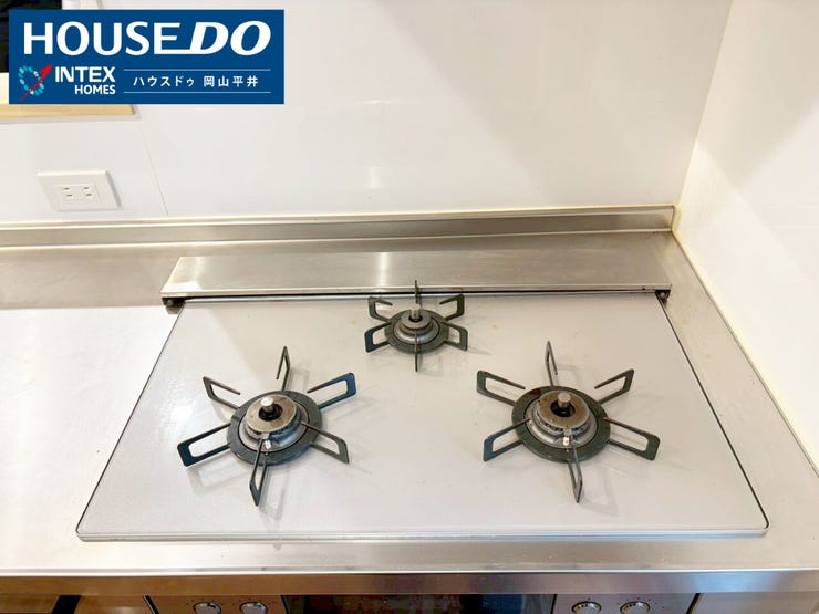 忙しいご家族の食事の支度もスムーズに!3口のガスコンロなら、煮る・焼く・炒めるを同時にこなせて、時短調理が可能です。毎日のお料理が、もっと楽しくなりますね!