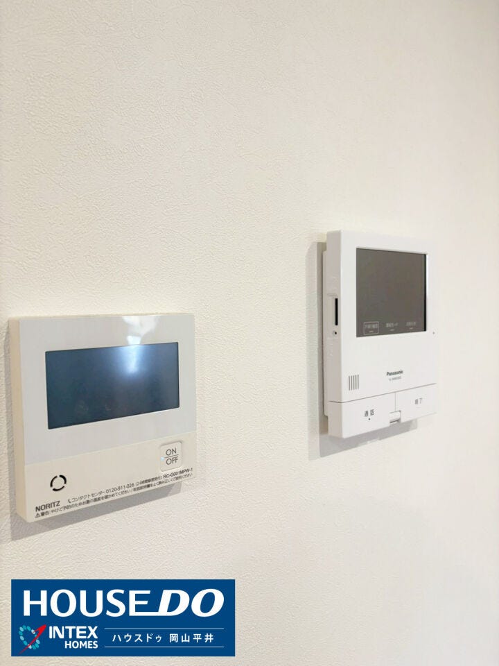 来客時も顔が見えるモニター付きインターホンで安心!子育て世代には嬉しい設備ですね♪給湯器のメインリモコンも一箇所にまとまり、使いやすい設計です。セキュリティも快適性もバッチリです!