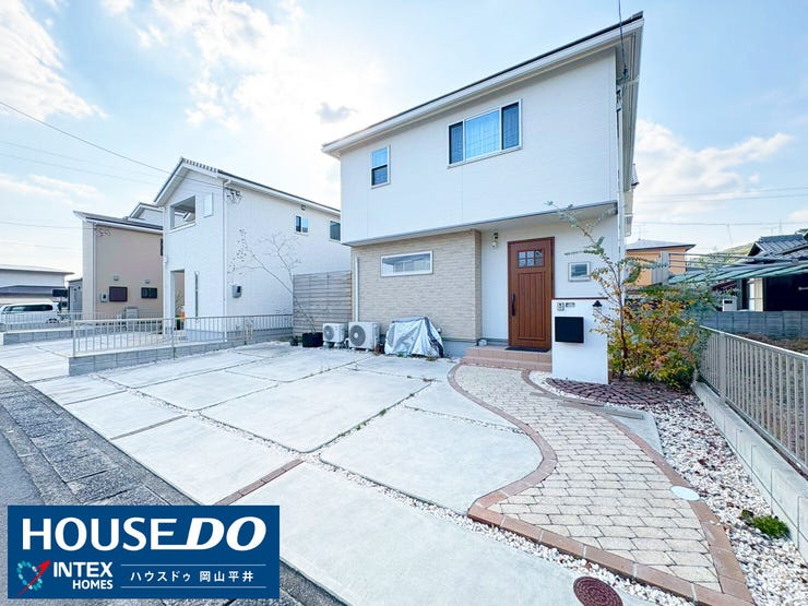 【外観】
白を基調とした爽やかな外壁に、温かい木の玄関ドアがアクセント!ゆったりとした駐車スペースがあるので、来客時も安心です♪石畳のアプローチが毎日のお出迎えを素敵に演出してくれます!