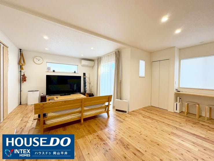 【陽だまりの中で過ごす、家族団らんの広々リビング】明るい木の床と大きな窓から差し込む光が気持ちの良いリビングです!奥には便利なカウンターもあり、お子様のスタディスペースにも最適です!