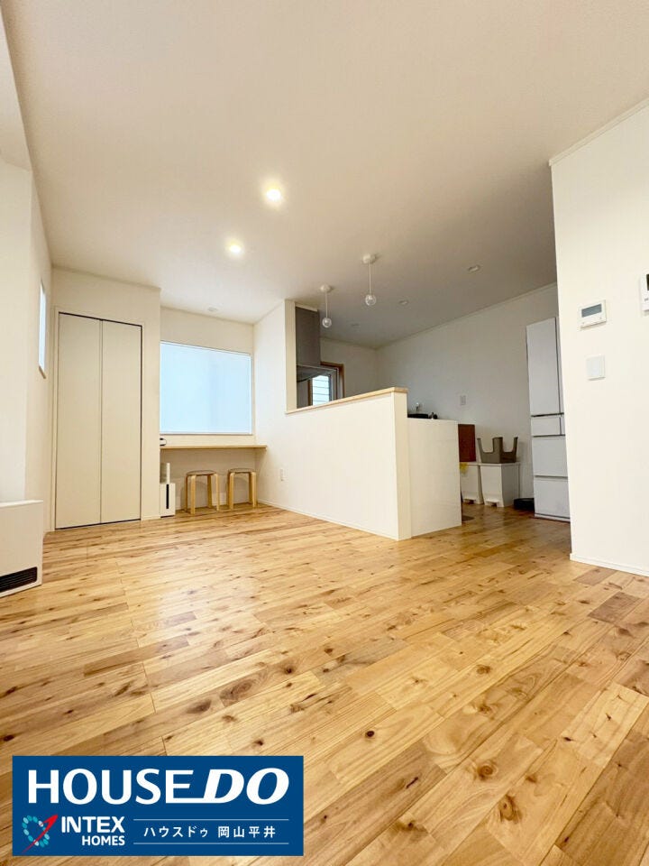 【家族の笑顔が集う、広々とした温かいダイニング】自然な木目が美しい床と、ゆとりのある空間が魅力です!カウンターがあり、趣味を楽しめるスペースにも使えそうですね!