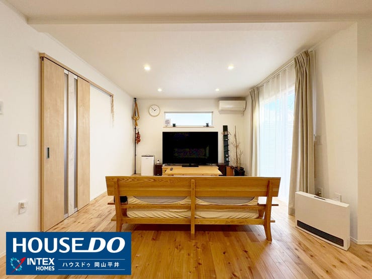 【リビング横の扉で広がる、暮らしの可能性】明るいフローリングとダウンライトが洗練された雰囲気を演出!広々とした大空間のLDK♪とても温かみのある空間です♪