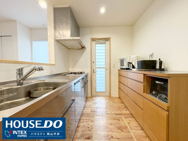 効率的な家事を叶える、たっぷり収納のシステムキッチン】ブラウンの扉と明るい木の床がモダンで洗練された印象のキッチンです!作業スペースが広々としていて、お料理が捗りそう!