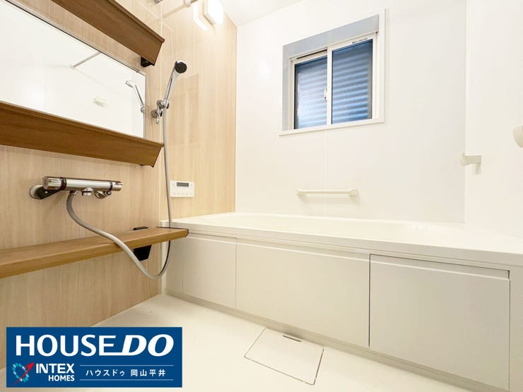 【一日の疲れを癒す、ゆったりとしたバスタイム】窓から光が差し込む明るい浴室!ゆったりとした浴槽と、あると嬉しいベンチ付きで、一日の疲れもスッキリ解消お子様と一緒に入るのにも便利です!