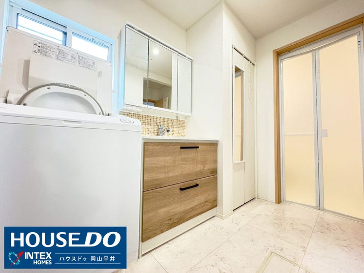 【毎朝の準備がスムーズに!明るく機能的な洗面室】洗濯機置場もゆったりとしていて、家事動線が良さそうですね!鏡の裏にも収納できる三面鏡タイプの洗面台は、家族みんなの小物がスッキリ片付きます♪