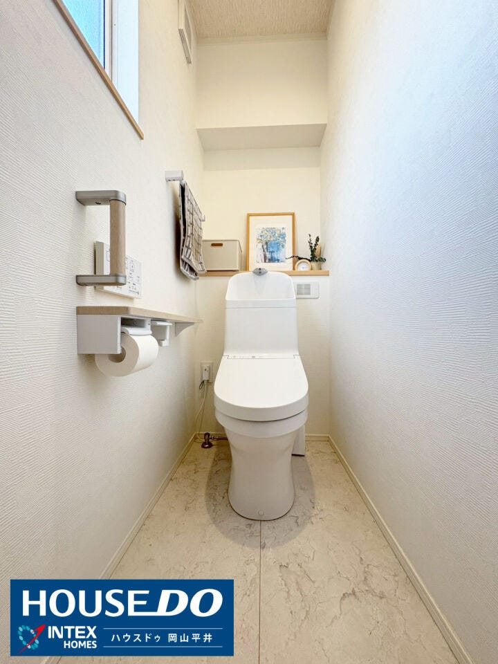 【小さな窓が心地よい、清潔感あふれるトイレ】白を基調とした清潔感たっぷりの空間です小さな窓があるので、換気もしっかりできていつでも爽やか!