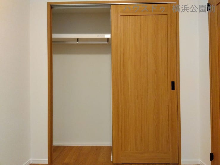 こちらのお部屋はクローゼットが二つ。引き扉で物の出し入れが簡単です。