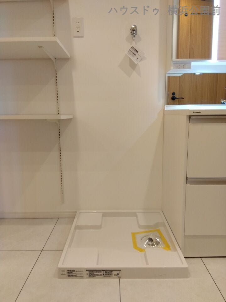 洗面台横に洗濯機置き場があります。