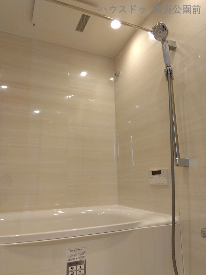 洗面台の正面に浴室があります。