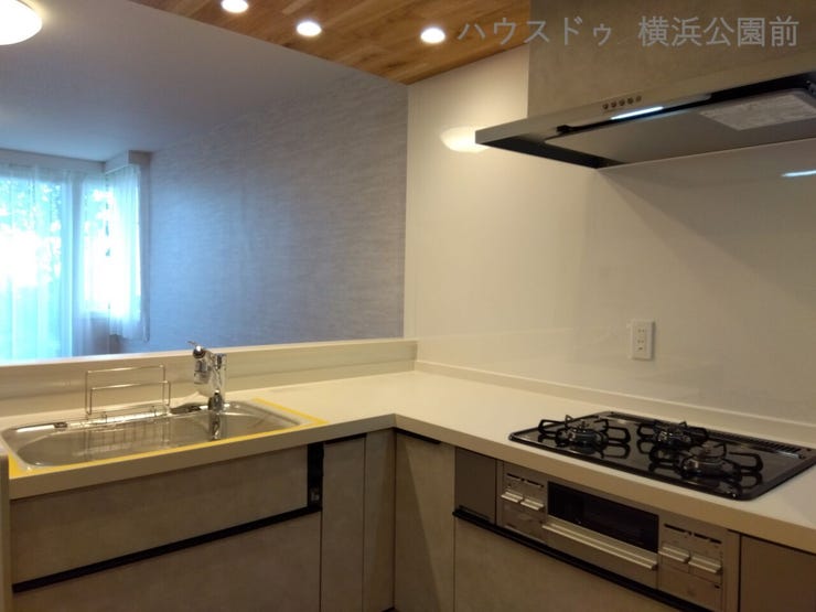 オープンなL型キッチン。コンロも3口用意されており、お料理がはかどります。