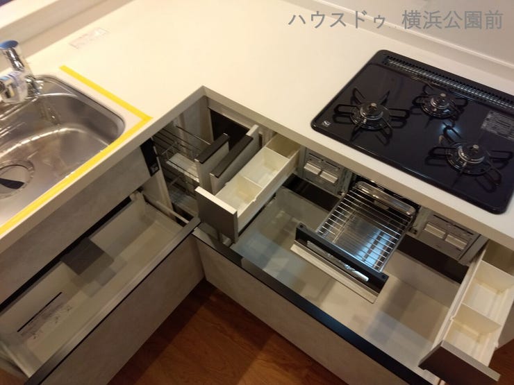 ガスコンロ下にはグリルも完備。収納スペースもたくさん確保しており、調理器具の置き場に困りません。