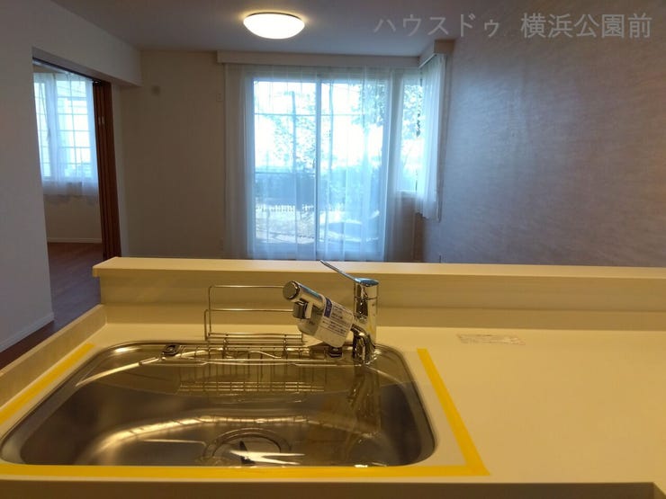 キッチンからリビングが臨めます。お料理をしながらリビングの様子がうかがえます。