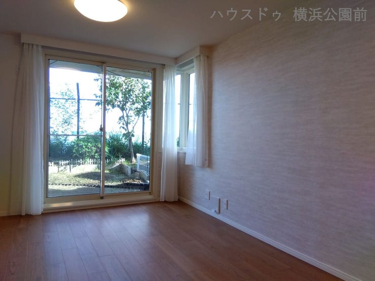 LDKは約14.0帖。ガラス戸からお庭に出られます。