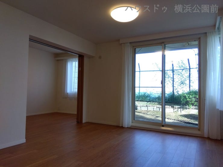 リビングは洋室に繋がっています。