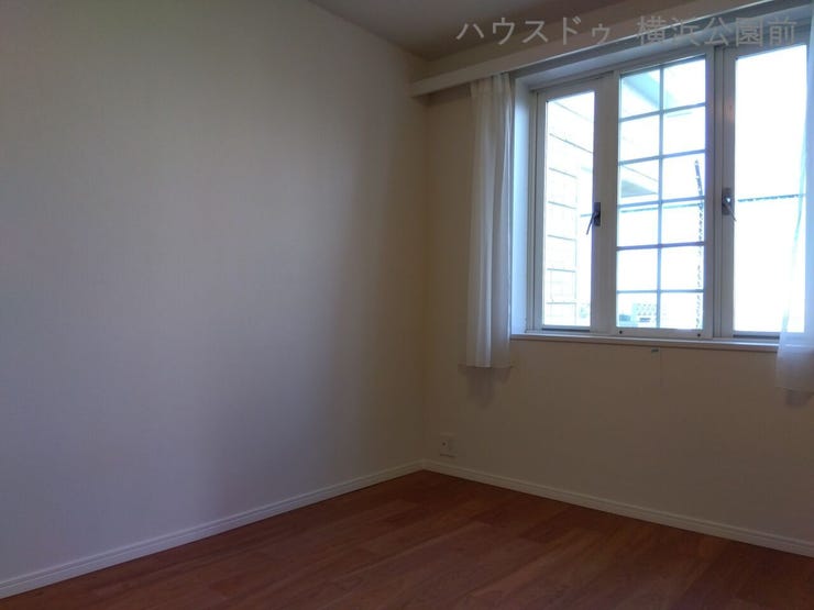 リビング横、約6.4帖の洋室です。