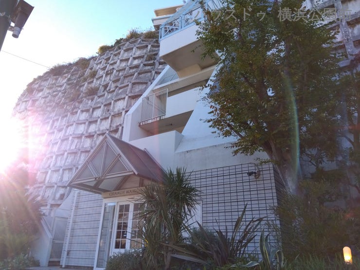 【外観】
横浜市営バス54・97系統「本牧車庫前」停留所まで徒歩1分。閑静な立地のマンションです。