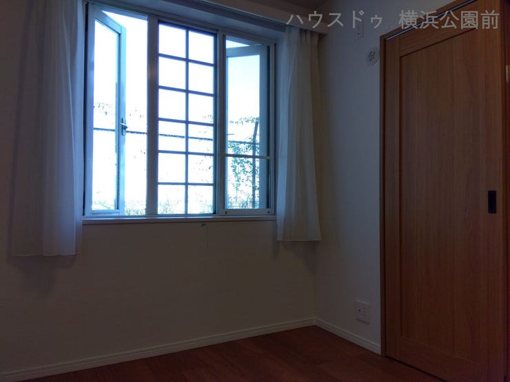 オシャレな両開き窓で光源を確保しています。