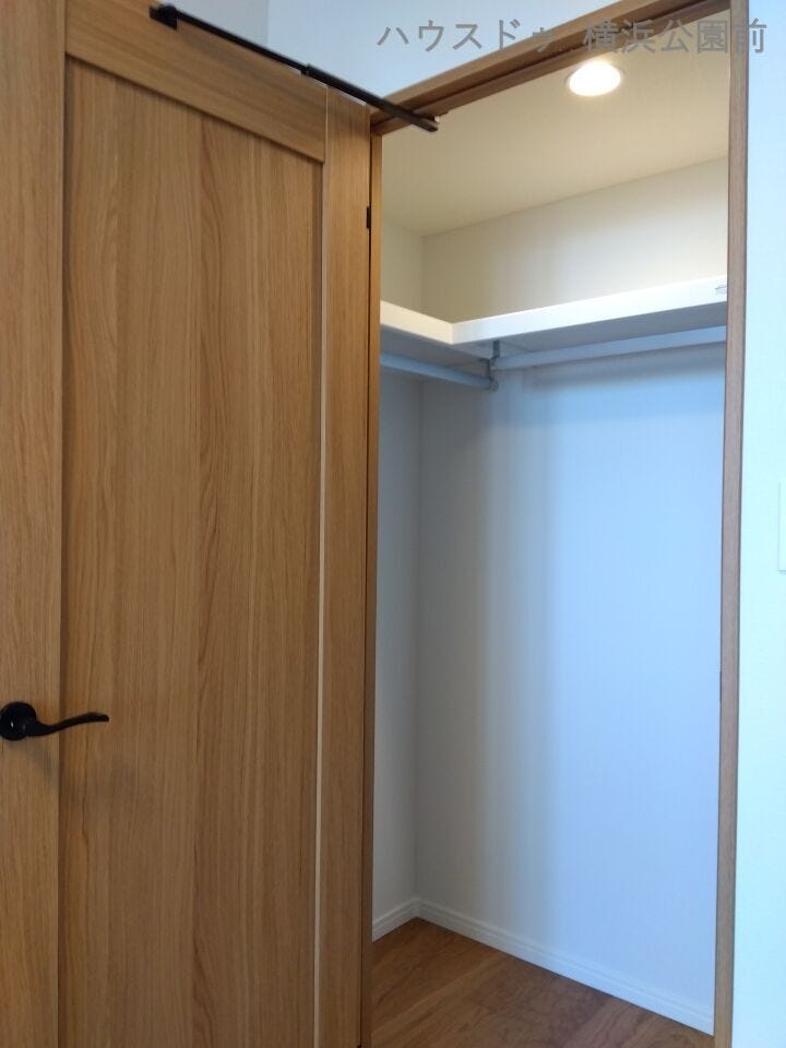 こちらのお部屋もウォークインクローゼットを完備しています。