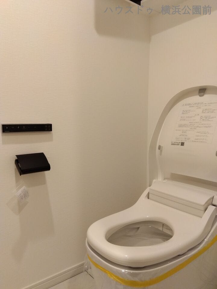 クリーニング済みなのでトイレもキレイ。収納スペースも備え付けられており、トイレ用品はそのまま保管できます。