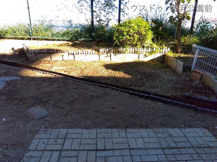 LDKからお庭に出られます。約25.7帖の広さで、マンションに住みながら本格的なガーデニングが行えます。